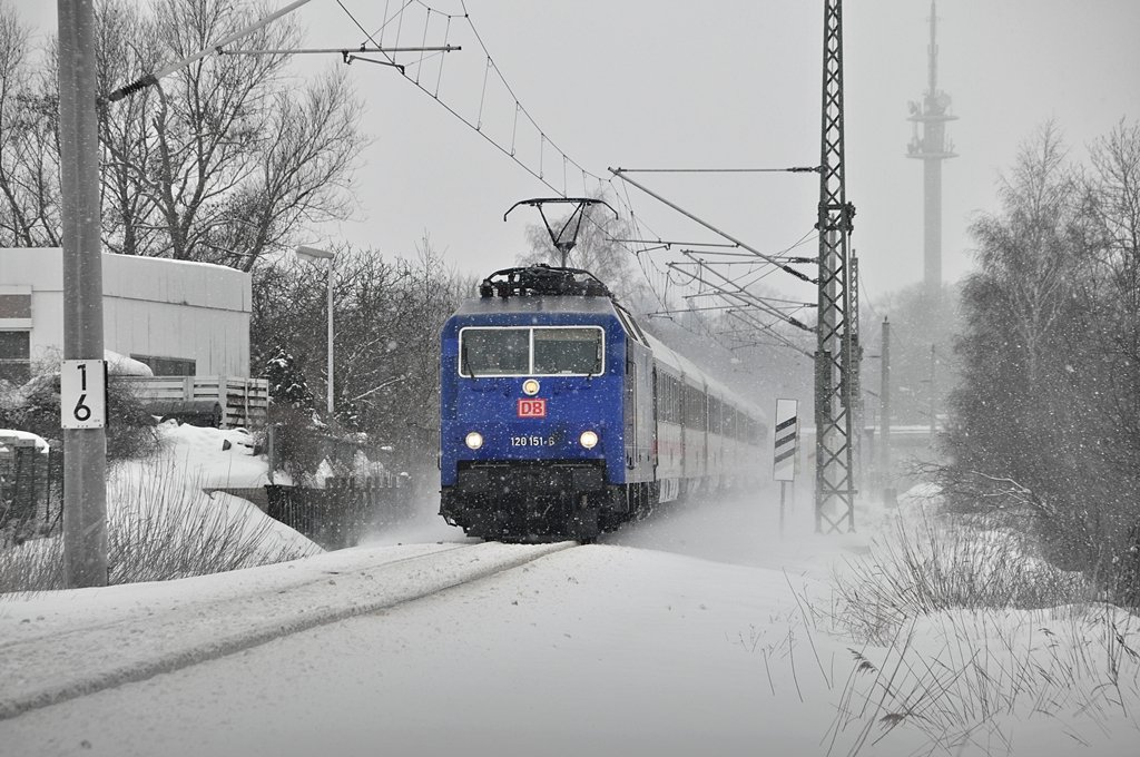 der ZDF-Express (120 151) bringt Farbe ins Spiel,
kurz vor dem Erreichen des Bf Stralsund am 16.02.2010