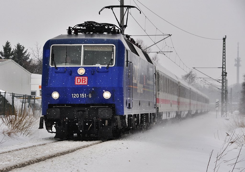 der ZDF-Express (120 151) kurz vor erreichen des Bf Stralsund am 16.02.2010