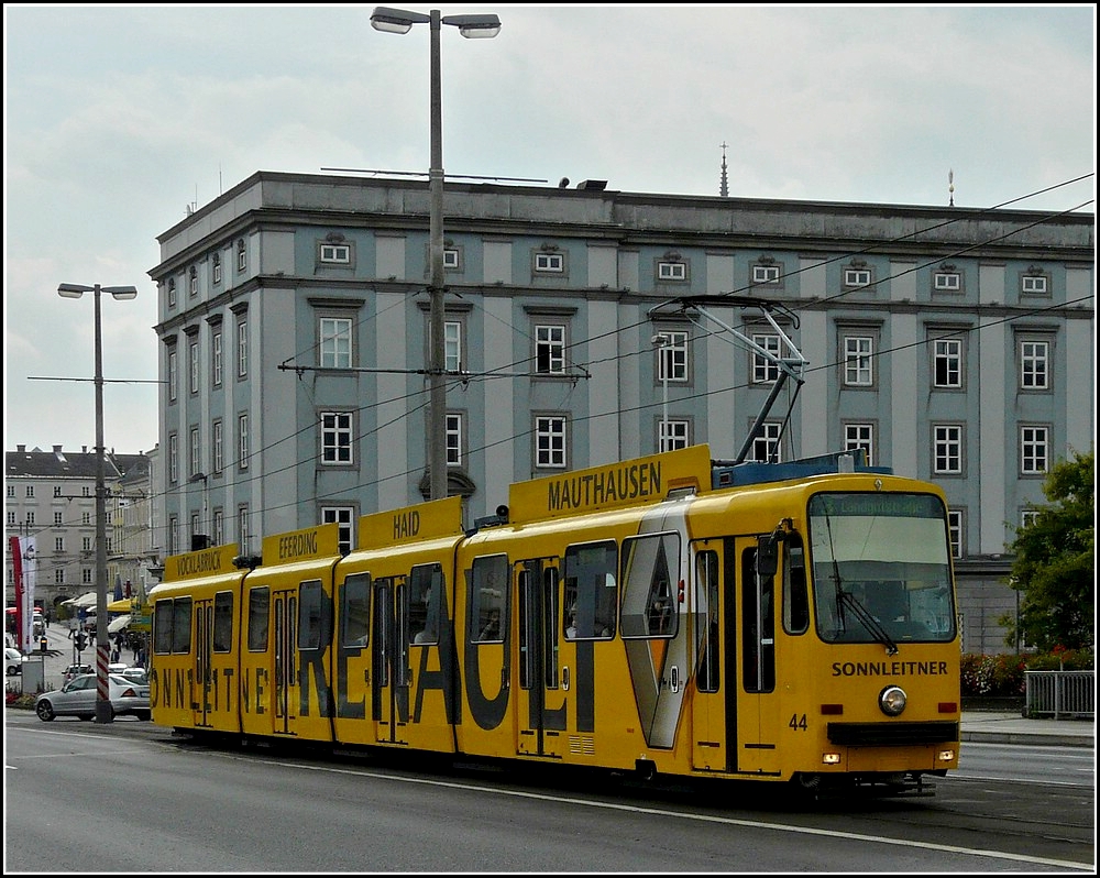 Der Zehnachser N 44 hat am 14.09.2010 den Hauptplatz in Linz verlassen und befhrt die Brcke ber die Donau. (Jeanny)