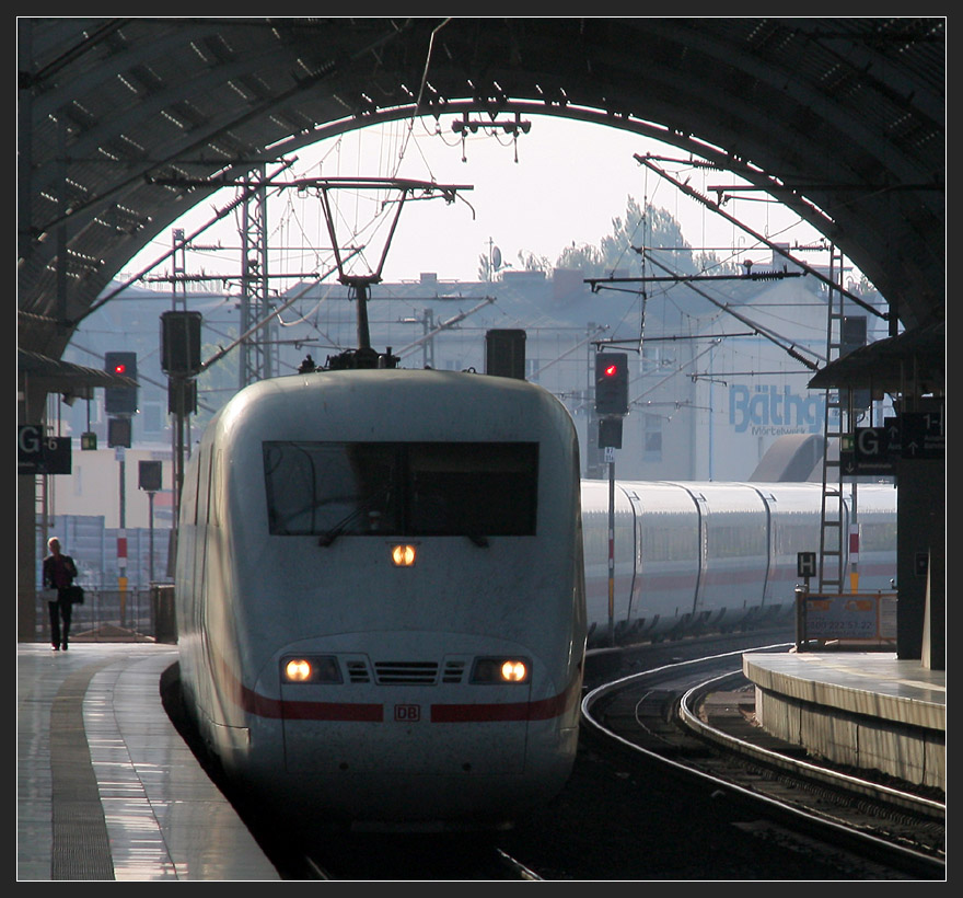 Der Zug fährt ein - 

Für den Bahnreisenden immer ein spannender Moment. Dieser ICE (595) brachte uns von Berlin-Spandau nach Stuttgart. 

21.08.2010 (M)