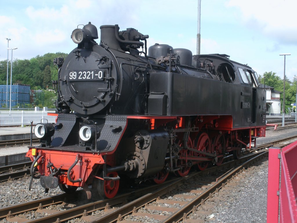 Der Zug fr 99 2321 war,am 28.Mai 2011,aus Khlungsborn West in Bad Doberan noch nicht da. 