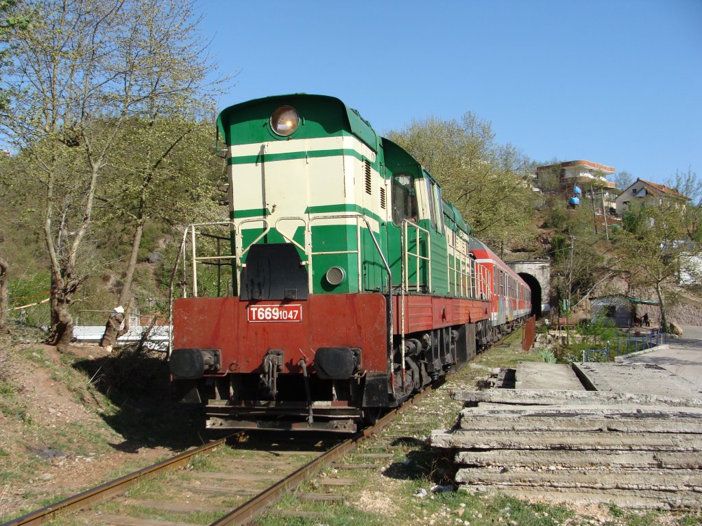 Der Zug von Pogradec nach Tirana, kurz vor Librazhd. 11.4.2011.