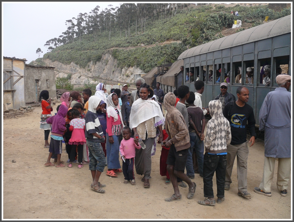 Der Zug ist schon gut besetzt und alle wollen mit. (02.02.2012)