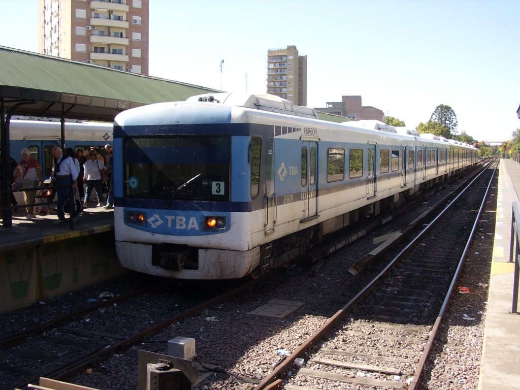 Der Zug in Tigre nach Retiro ein Bahnhof von Buenos Aires. Betreiber ist TBA. Die Linie nach Tigre ist Doppelspurig in Breitspur angelegt und wird mit Dieseltriebwagen bedient. 8.4.2012
Edit 2014, das ist natürlich eine Seitenstromschiene und kein Dieselbetrieb!