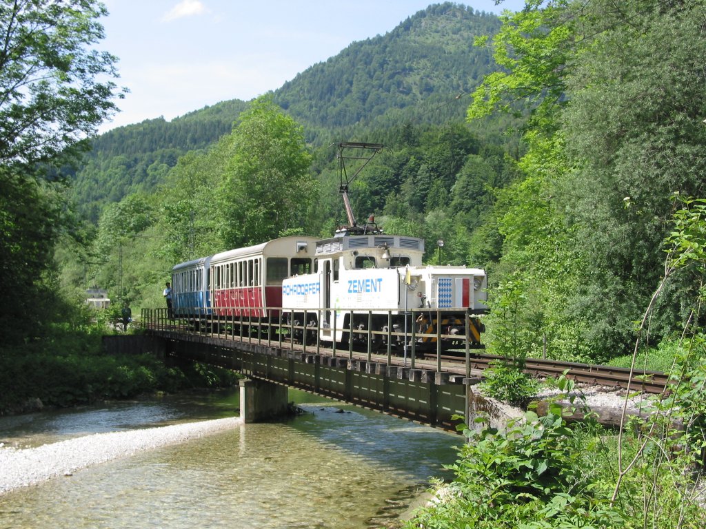 Der Zug der Wachtlbahn berquert bei der Rckfahrt vom Steinbruch in sterreich zum Zementwerk in Kiefersfelden (Deutschland) die Thierseer Ache.