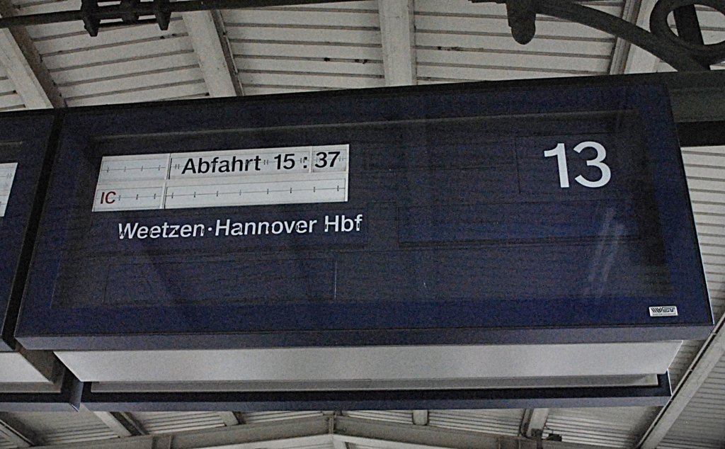 Der Zug ziel an Zeiger sagte der IC hlt in Weetzen bei Hannover. Gesehen am 18.03.2011.