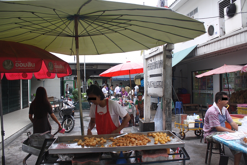 Der Zugang zum Bf. Talat Phlu ist, wie in Thailand häufig, durch Garküchen etwas eingeengt. Bild vom 06.Juni 2012.

