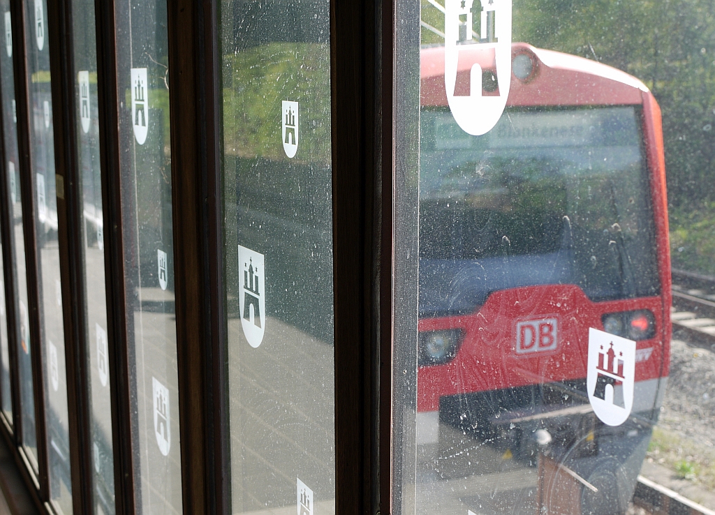 Der Zugang zur S-Bahnstation  Rbenkamp  ist mit Hamburg-Logos verziert. 5.5.2013