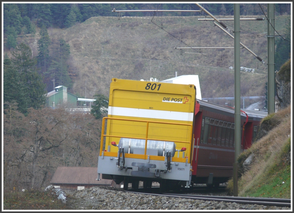 Der Zugschluss von RE1144 bildet ein Postcontainer, der sich bei Reichenau-Tamins in die Kurve legt. (08.12.2010)