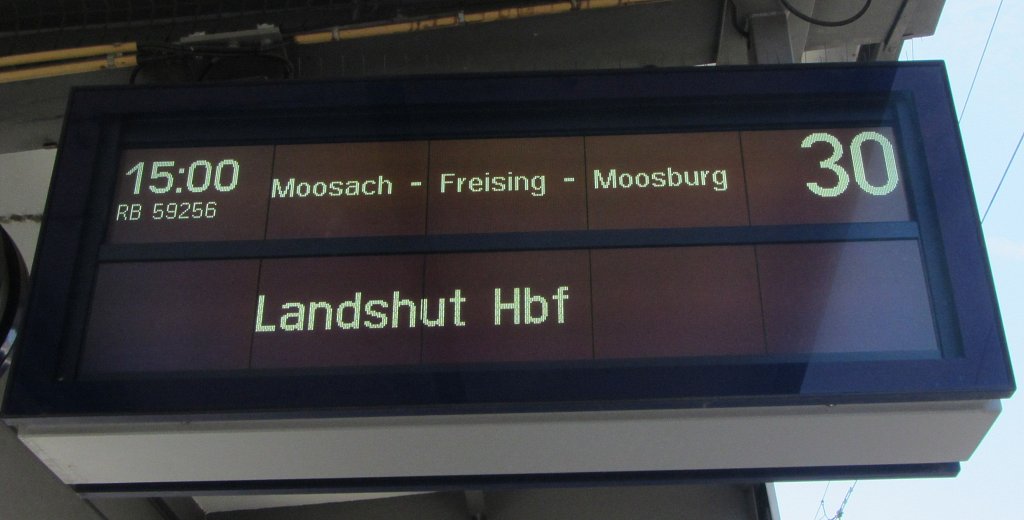 Der Zugzielanzeiger fr die RB 59256 von Mnchen nach Landshut am 24.7.2012 im Mnchner Hbf.