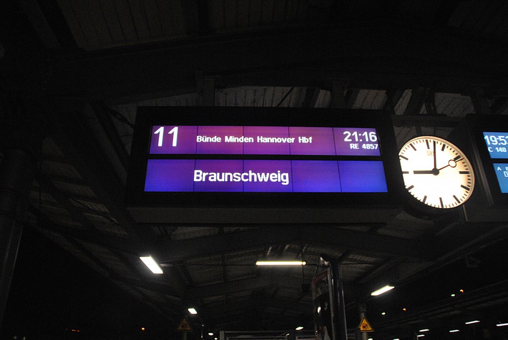 Der Zugzielanzeiger in Osnabrück HBF, kündig unseren Zug nach Lehrte an. Es war am 27.12.2010 ein schöner Tag mit Niklas, der die Idee hatte eine Bahntour durch Niedersachen zwischen Hannover,Lehrte,Braunschweig und Osnabrück zu machen. 

Noch mal vielen Dank an Niklas.