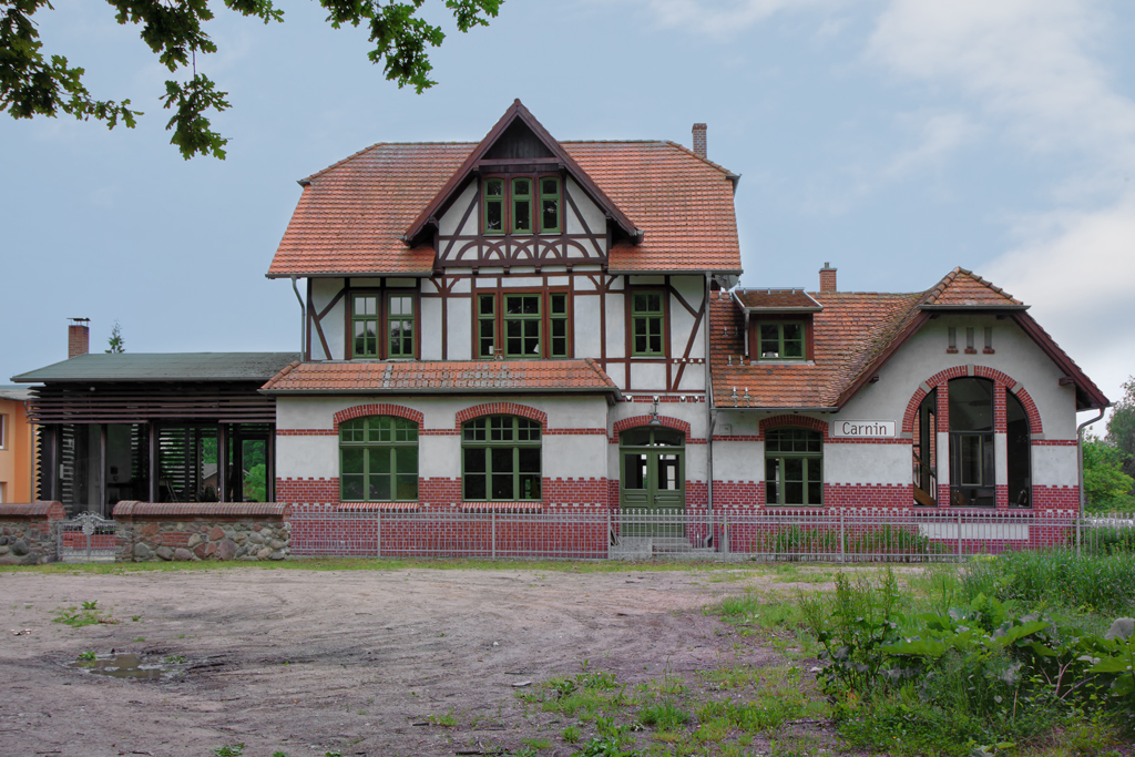 Der zum technischen Baudenkmal, der Eisenbahnhubbrcke Karnin, gehrende ehemalige Bahnhof. - 01.06.2013