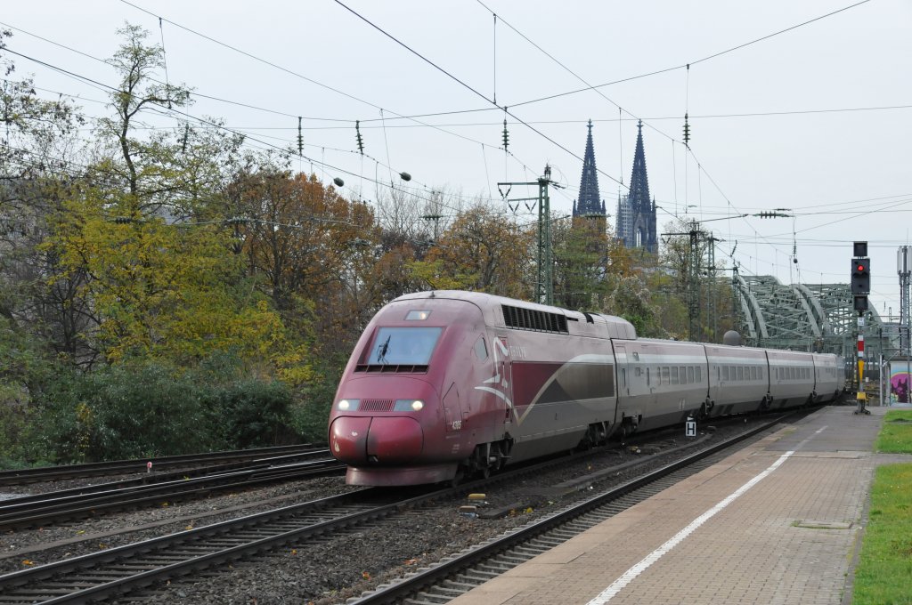 Der zur SNCB-Flotte gehrende Thalys PBKA 4305 Paris-Nord - Kln rollt nun leer durch Kln Messe/Deutz, nachdem fr die Fahrgste im Klner Hbf Endstation war. Das Bild entstand am 15/11/2010.