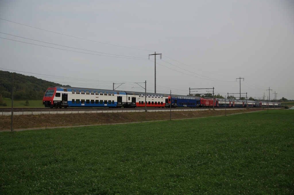 Der ZVV-Werbezug nhert sich am 21.8.12 an der Spitze einer S 5 Eglisau.