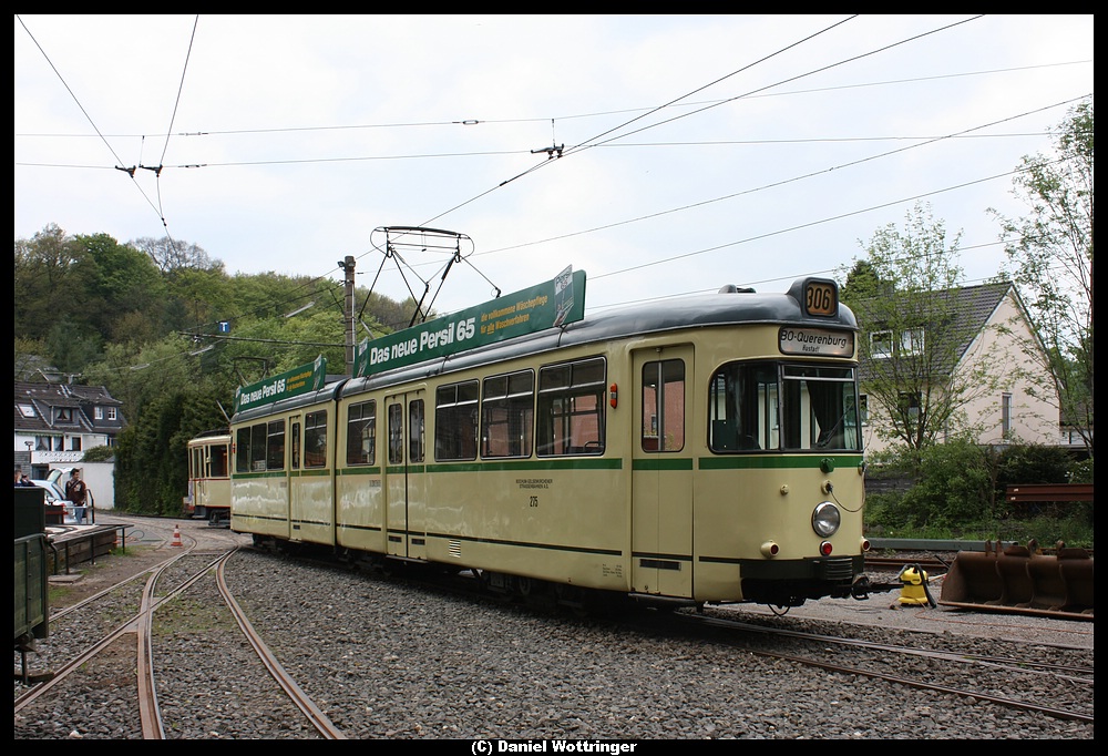 Der Zweirichtungssechsachser 275 der Bogestra steht am 15. Mai 2010 vor der Wagenhalle der Bergischen Museumsbahn.
