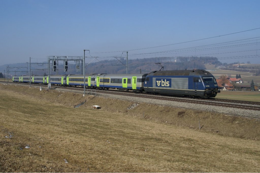 Der zweite EW III-Pendelzug, der zwischen Bern und Neuchtel pendelte, war am 13.7.10 mit der Re 465 012-3 bespannt. Das Bild entstand in Riedbach.

