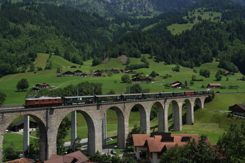 Der zweite Extrazug, welcher an diesem Tag zwischen Frutigen und Kandersteg pendelte, bestand aus der Ae 6/8 205 und den Wagen des Swiss Classic Trains. Ich konnte diese schne Komposition ebenfalls auf dem Kanderviadukt aufnehmen. (30.06.2013)