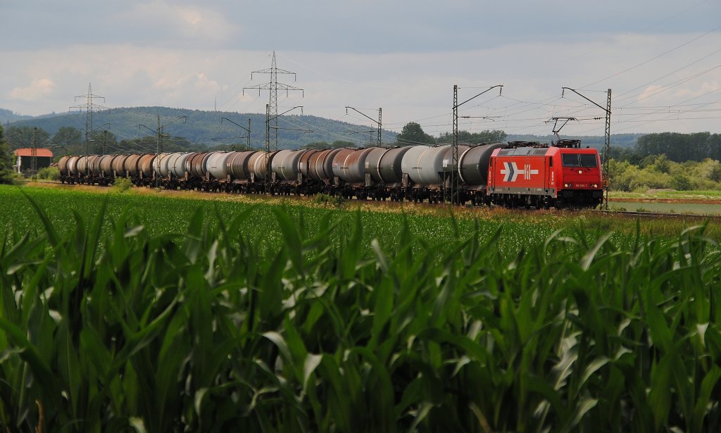 Der zweite HGK-Gterzug im Blockabstand. Diesmal war es die 185 585 mit ihrem Kesselzug, die ich in der Nhe von Trieb am 23.06.2011 ablichten konnte.