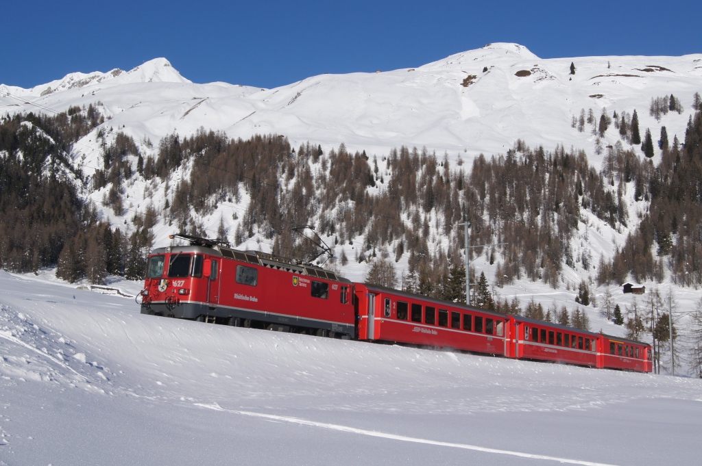 Der zweite kurze Pendelzug, der zwischen Davos Platz und Klosters fuhr, war am 27.12.11 mit der Ge 4/4 II 627 bespannt.