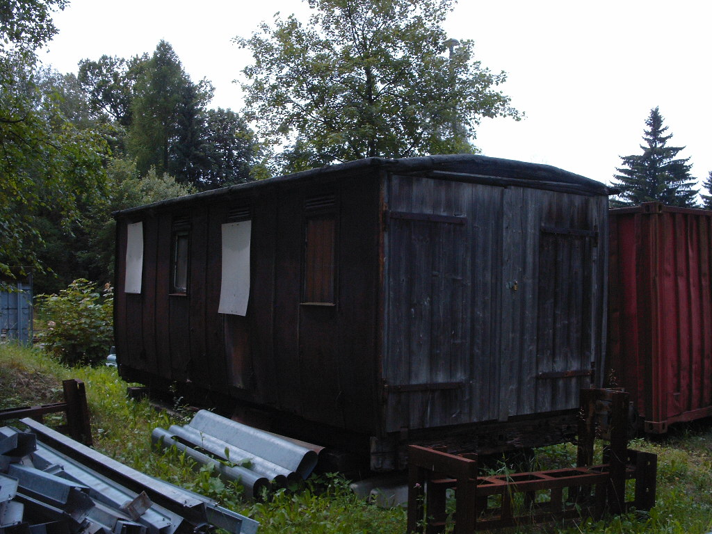 Der zweite s�chsische Wagenkasten in Schlettau wurde an einer seiner Stirnseiten umgebaut.Er bekam ein zweifl�geliges Holztor um gr��ere Sachen darin zulagern.Leider ist von der Inneneinrichtung nichts mehr vorhanden.Aufnahme 26.07.2010 