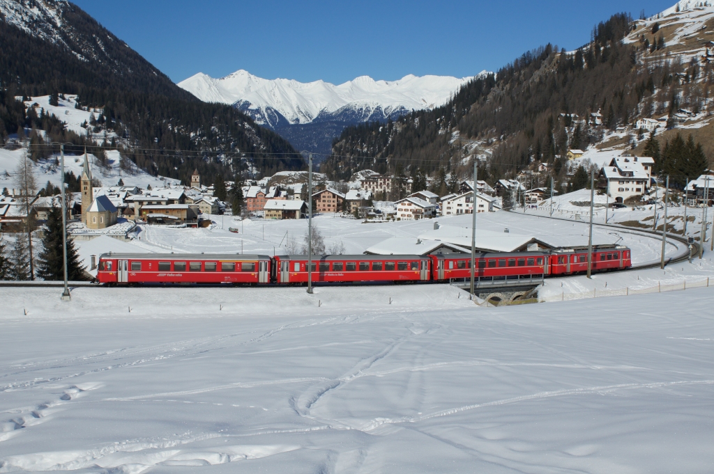 Der zweite Schlittelzug, welcher am 03.03.2013 zwischen Bergn und Preda pendelte, wurde mir einem Vorortspendel gefhrt. Auf dem Bild verlsst er Bergn mit dem ABDt 1712 an der Spitze.