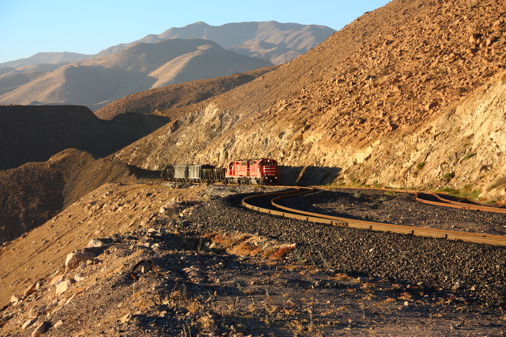 der zweite Zug - es hat an diesr Stelle wirklich ca. 3,5% Steigung - erklimmt die Hhe. SPCC 33 & 31 - 29.08.2011