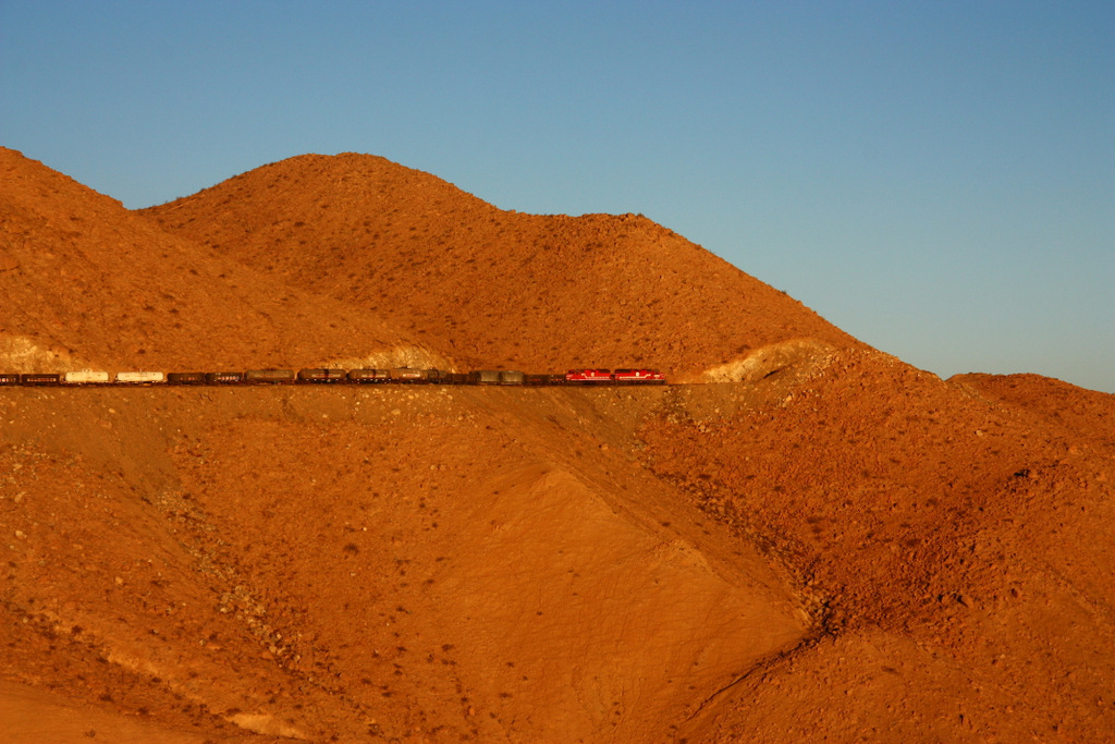 Der zweite Zug im letzten Sonnenstrahl ... ein grandioses Farbspiel ... SPCC (Ilo-Toquepala) No. 32 (EMD GP40-2) fhrt zusammen mit No. 61 (EMD SD70) einen Zug mit Versorgungsgtern fr die Minen in ber 3000m Hhe sowie leeren Erzwagen bergwrts // 29.08.2011