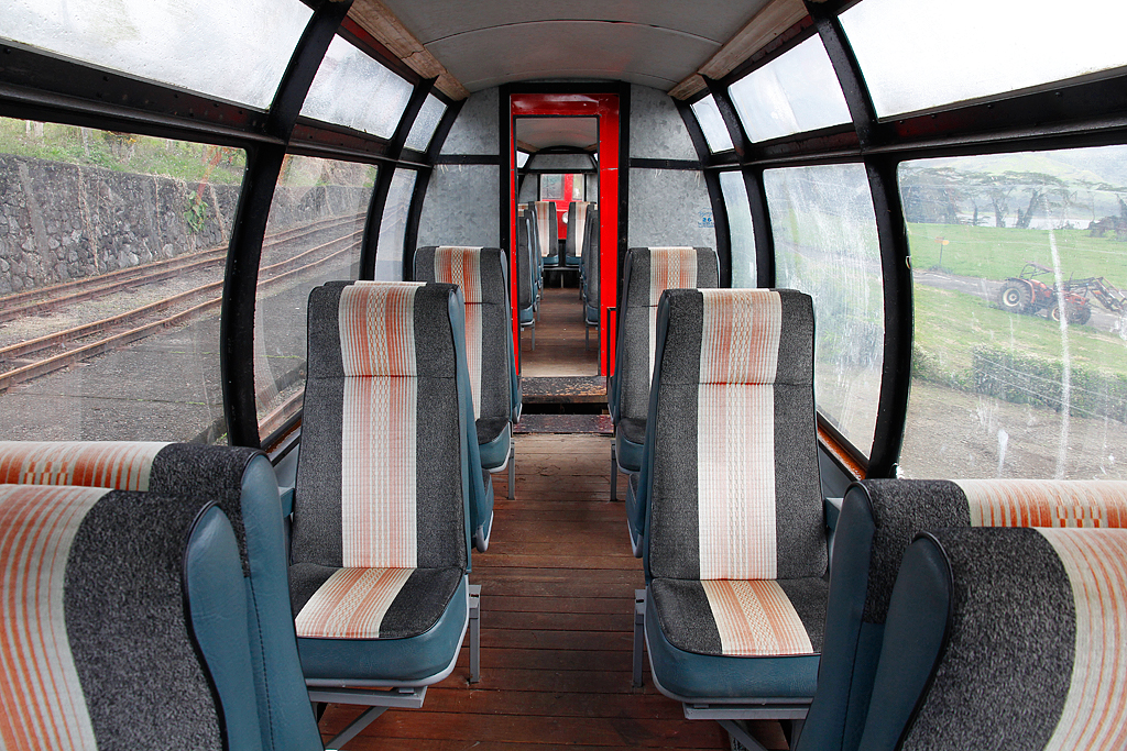 Der zweiteilige Panoramawagen weist 2 x 14 Sitzpltze auf. Im Bahnhof Pequea Helveca, am 13. Mrz 2013, 15:38