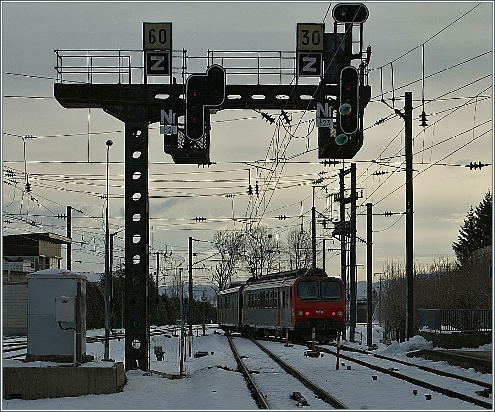 Der zweiteilige Triebzug 5513 verlässt Frasne Richtung Pontarlier.
2. April 2011