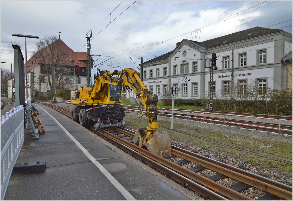 Der Zweiwegebagger der Spitzke GmbH hat Feierabend. Abgestellt vor Konzil und der Verwaltung der Bodensee-Schiffsbetriebe (frher gehrten die auch der Bundesbahn). Konstanz im April 2013.