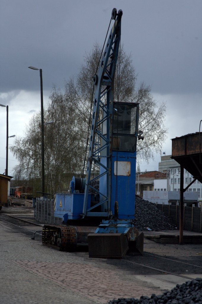 Derartige Krne waren zur Bekohlung oft bei der DR zu finden.
Hier hat einer berlebt und dient zur Bekohlung der Lokomotiven der Lnitzgrundbahn.
Aufgenommen am 08.04.2012 gegen 12:30 Uhr.