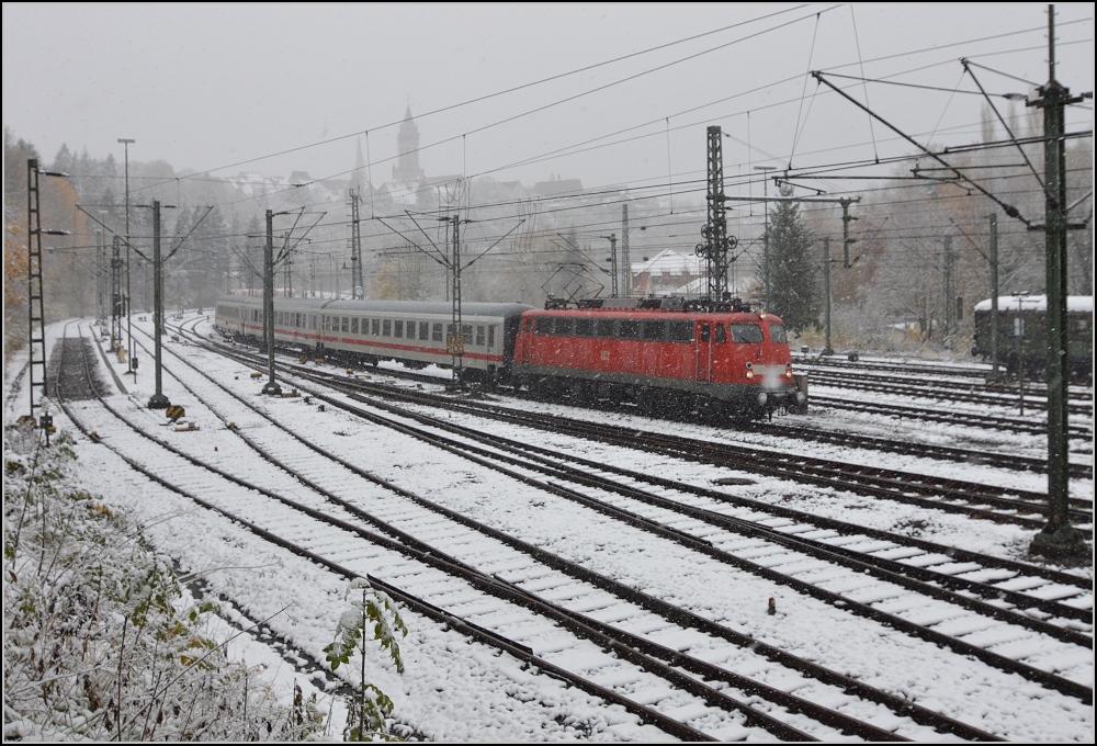 Dereinst in Rottweil - bald. 110 469 besucht auch das EFZ-Eisenbahnfest mit einem Drei-Wagen-Mini-IC. Morituti salutant oder 110 469 schaut nach der Schwester, der hier ausgestellten 110 469. Im Hintergrund die Kapellenkirche, das Rottweiler Wahrzeichen. Oktober 2012.