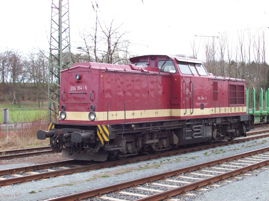 Derzeit ist 204 354-5 der MTEG in Hochstadt abgestellt. Vermutlich soll sie als Schiebelok auf Frankenwaldrampe dienen. Diesen Dienst bietet die MTEG neu an.