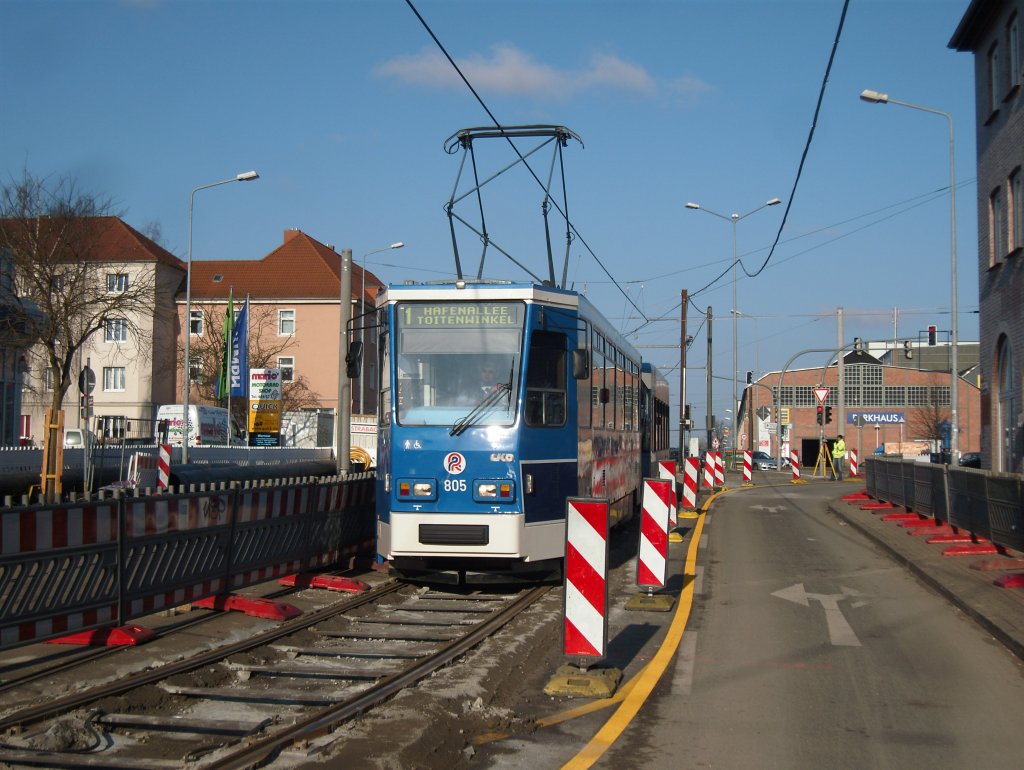 Derzeit fahren die Bahnen ber Klettergleise in der Doberaner Strae, weil dort ein Wischwasserverteiler saniert wird. T6 805 auf dem (Schleich-)weg Richtung Stadt. Ich befand mich whrend der Aufnahme hinter dem Baustellenzaun.
16.03.2011