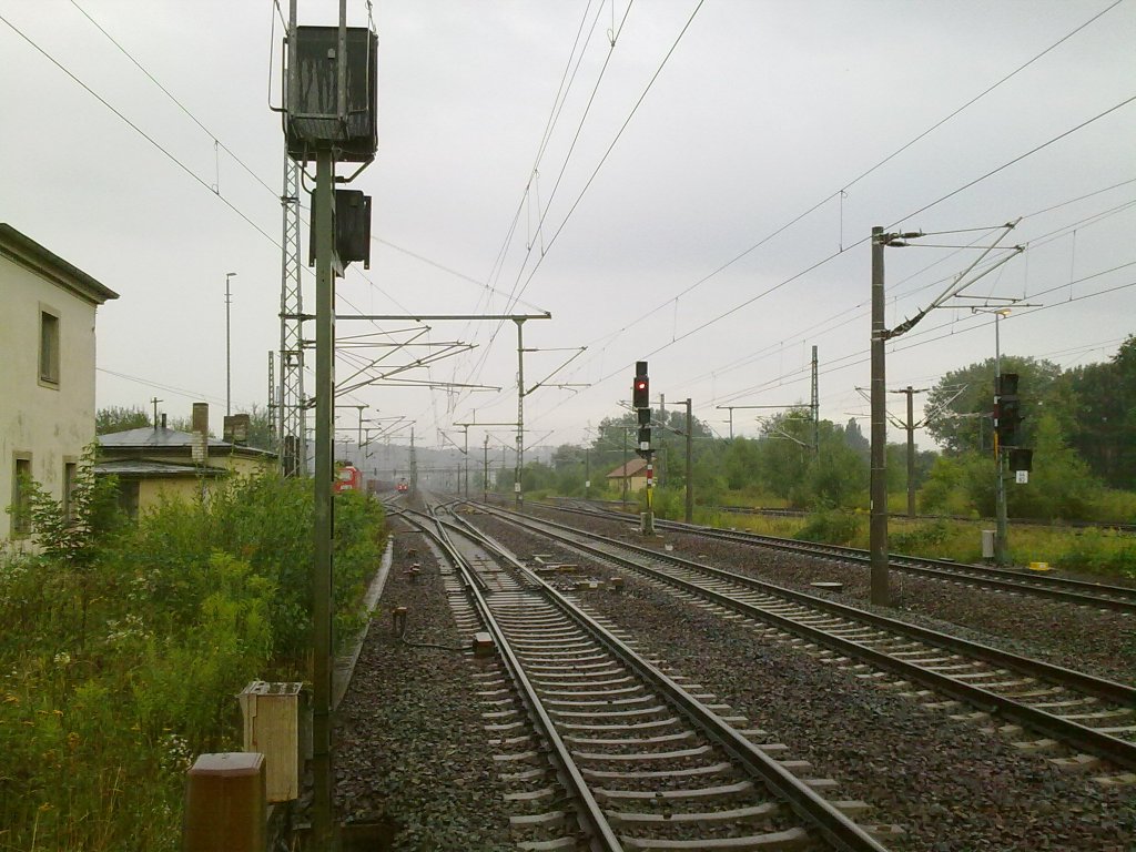 Derzeit stehen die Signale auf ROT in Pirna, alle Gter und Personenzge stecken fest da es im Elbtal durch die starken Regenflle ein Erdrutsch gab der Gleise und Oberleitungen begrub.
Pirna 7.8.10
