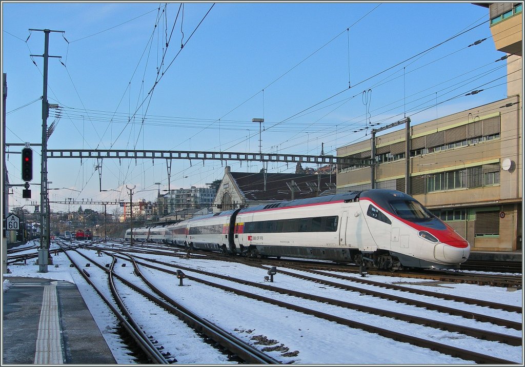 Des Pinocchio lange Nase schnffelt ber die Weichstrasse in Lausanne: SBB ETR 610 als EC 39 von Genve nach Milano am 17. Jan. 2013  