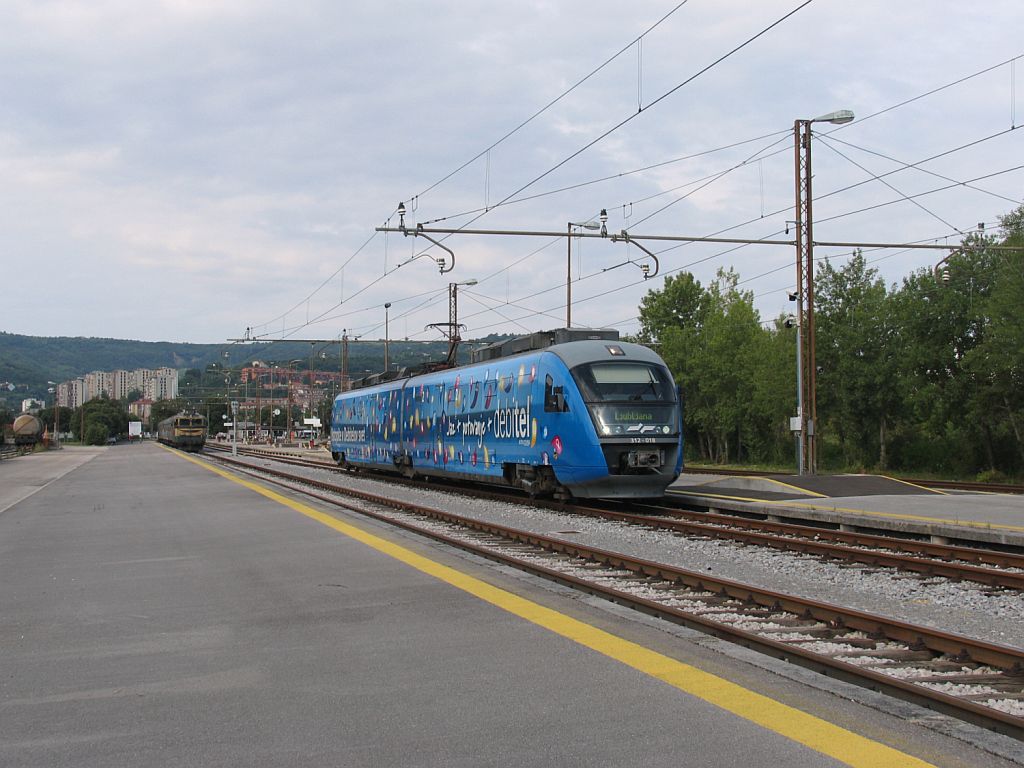 Desiro 312-018 mit Regionalzug 2751 Koper-Ljubljana auf Bahnhof Koper am 5-8-2010.