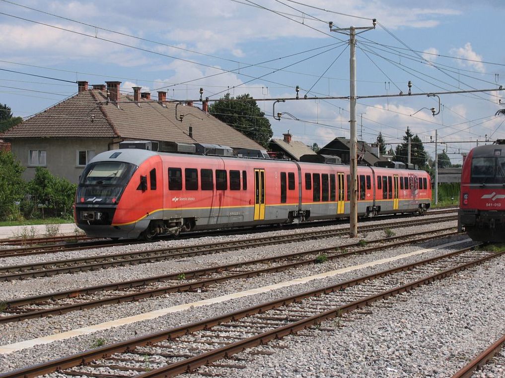 Desiro 312-107/32-108 mit Regionalzug 2409 Jessenice-Ljubljana auf Bahnhof Lesce Bled am 9-8-2010.