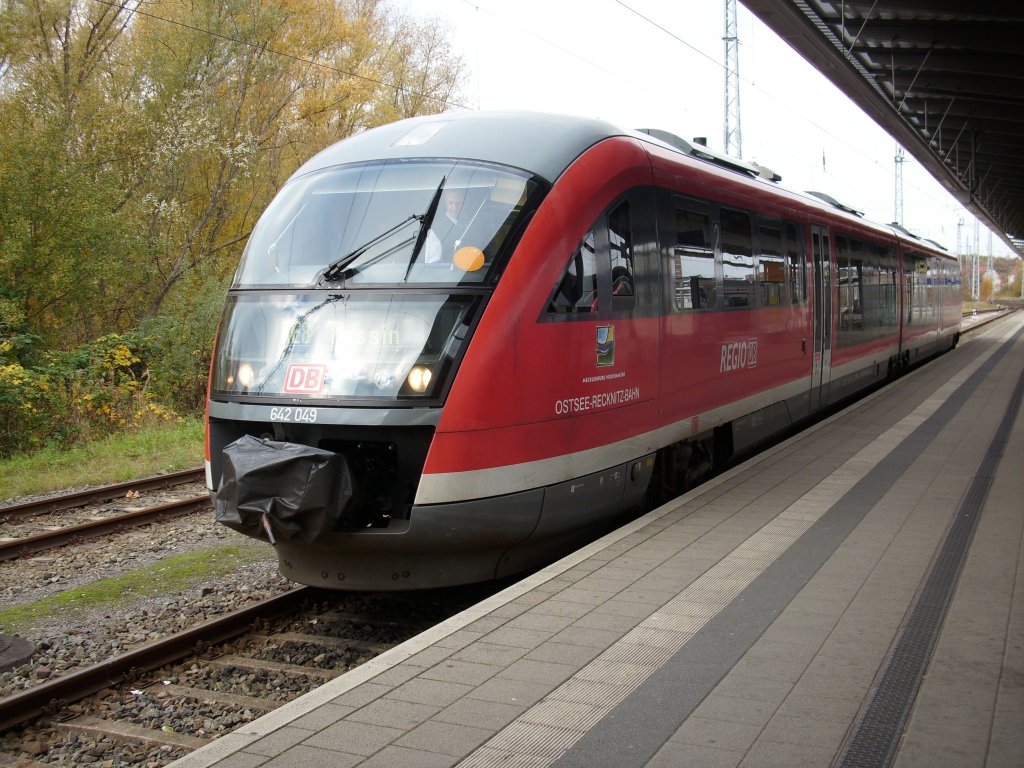 Desiro 642 049 nach Tessin auf dem letzten Bahnsteig,von 10 genutzten Bahnsteigen,am 31.Oktober 2009 in Rostock Hbf.