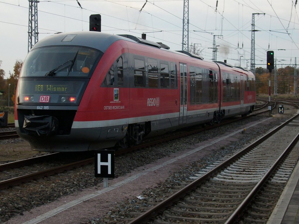 Desiro 642 185 verlie am 31.Oktober 2009 als RE Tessin-Wismar den Rostocker Hbf.