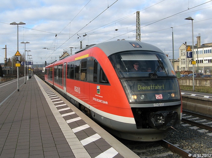 Desiro 642 551 der Ostsee-Recknitz-Bahn durchf�hrt Bf Alfeld am 16.01.2012