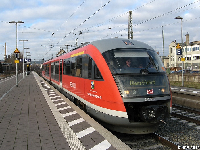 Desiro 642 551 der Ostsee-Recknitz-Bahn durchfhrt Bf Alfeld am 16.01.2012
