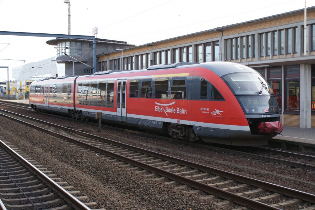 Desiro 642 690 stand am 28.11.2009 im Wolfsburger Bahnhof zur Abfahrt bereit. 