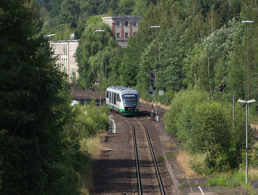 Desiro VT 17 der Vogtlandbahn kommt aus Hof und hat als Ziel Schwandorf. Hier hat der Triebwagen Einfahrt in den Bahnhof Oberkotzau. Im Hintergrund ist die ehemalige Spiritus- und Prehefefabrik in Oberkotzau zu sehen. 05.08.2012