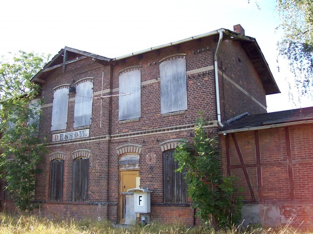 Dessow (ehem. KBS 209.53), Bahnhofsgebäude der stillgelegten Bahnstrecke Neustadt/Dosse-Neuruppin, leer stehend und vernagelt, Gleisseite (26.08.2009)