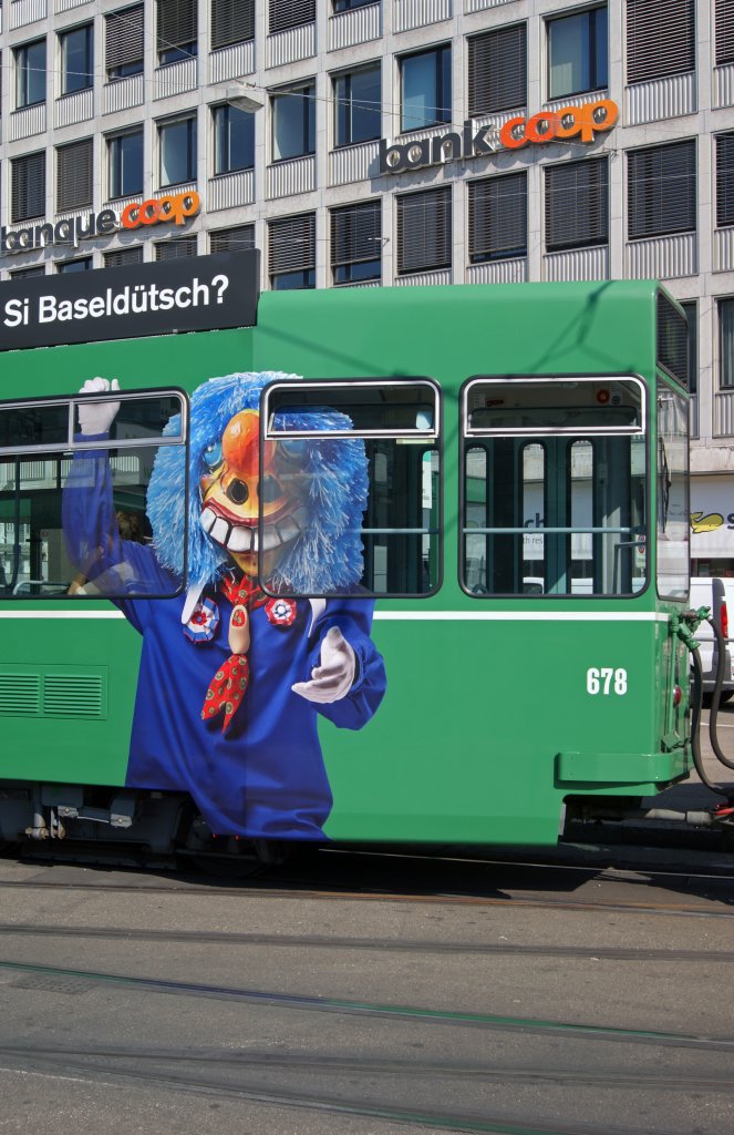 Detail am Be 4/6S 678. Ein Basler Waggis (Fasnachtsfigur) ziert zusammen mit anderen Bildern den Wagen 678. Die Aufnahme stammt vom 05.07.2013.