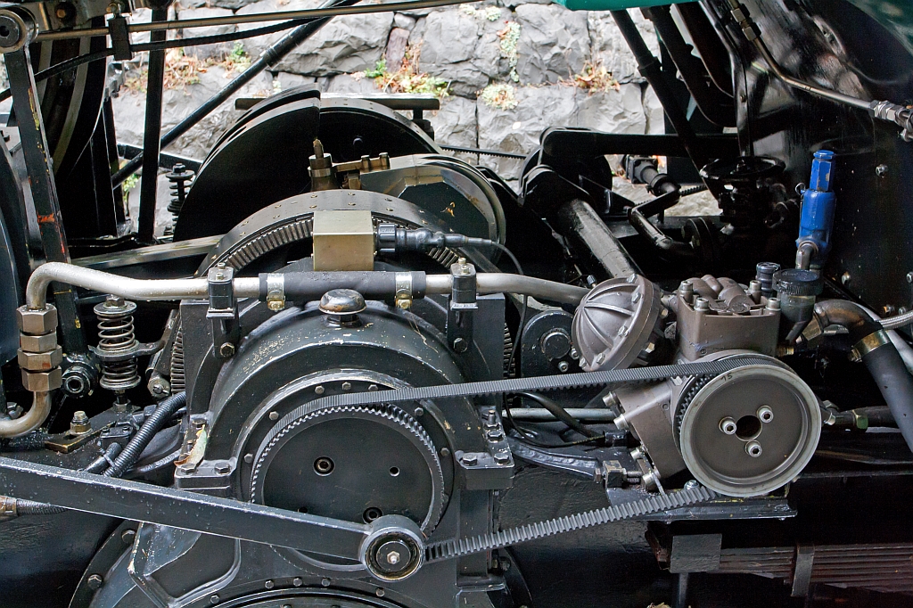 Detail der Heizl befeuerten Zahnrad-Dampflokomotiven H 2/3 BRB 15  Stadt Kanaya  (Japan) am 29.09.2012 in der Talstation Brienz. Rechts ber einen Zahnriemen angetrieben der Kompressor fr die Erzeugung der Bremsdruckluft, sollte der Zahnriemen reien oder Kompressor ausfallen, keine Angst, es gibt......