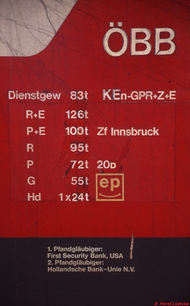 Detailansicht der 1822 003-8. Anscheinend war die Lokomotive zum Zeitpunkt der Aufnahme (Bahnhof Spittal/Millstttersee im Juni 2001) verpfndet. 