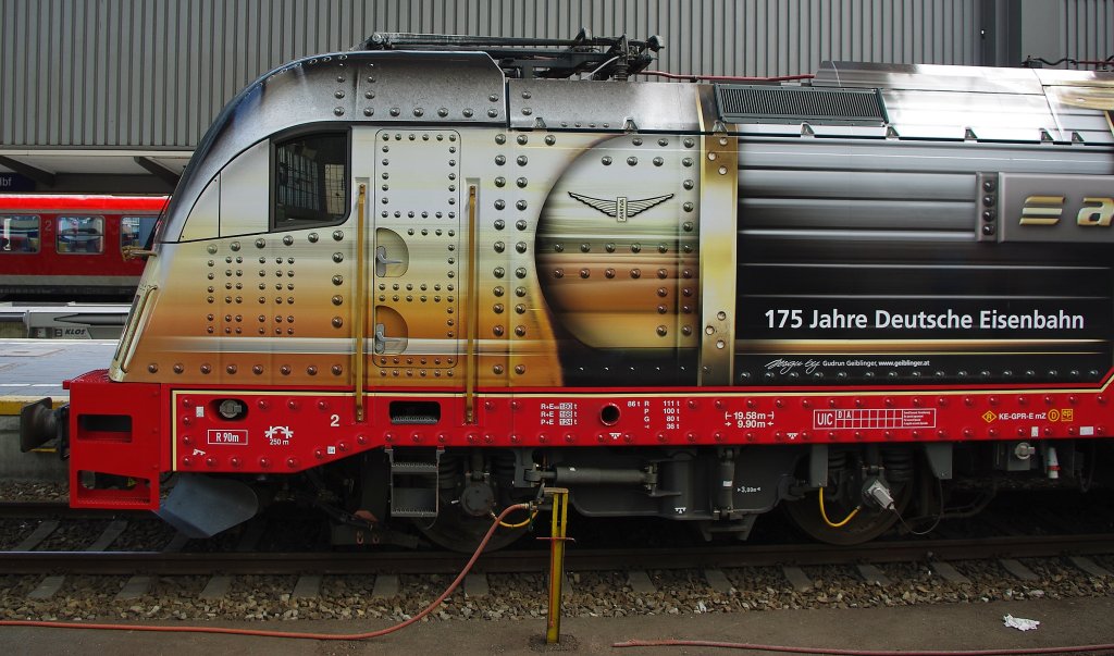 Detailansicht der 183 001 (Fhrerstand 2). Aufgenommen am 14.07.2010 im Hbf Mnchen.