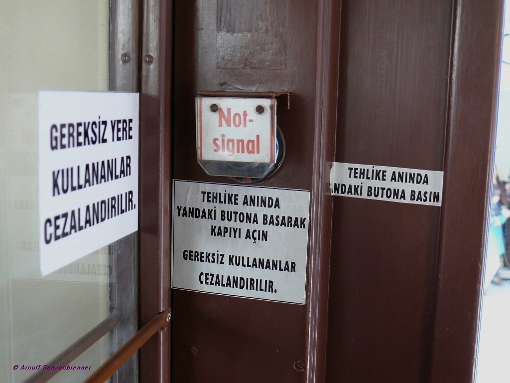 Detailansicht der deutsch-t�rkischen Beschriftung in der Tram 205 vom Typ Gotha T57 Baujahr 1958 (ex Jena 112, davor in G�rlitz und Halle im Einsatz).
Auf der asiatischen Seite von Istanbul gibt es seit 2003 (nachdem die alte Stra�enbahn 1966 stillgelegt worden war) wieder eine Stra�enbahn.
Dies ist eine neuerbaute Rundstrecke in Meterspur, die mit alten Gotha-Zweiachser aus den 1950er Jahren befahren wird, die daf�r beschafft wurden. 

11.03.09